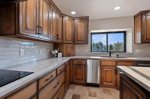 Kitchen - 20831 Clough Creek Rd, Redding, CA 96002 photo 7 of 19