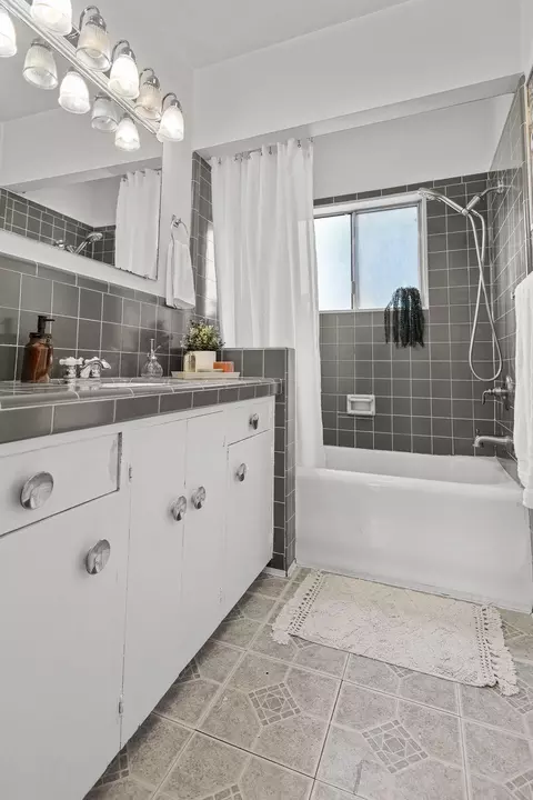 Bath - 2343 North St, Redding, CA 96001 photo 4 of 4