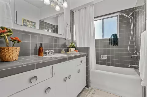 Bath - 2343 North St, Redding, CA 96001 photo 1 of 4