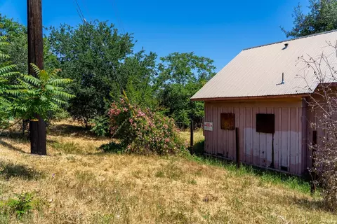 Exterior - 1868 Gold St, Redding, CA 96001 photo 6 of 8