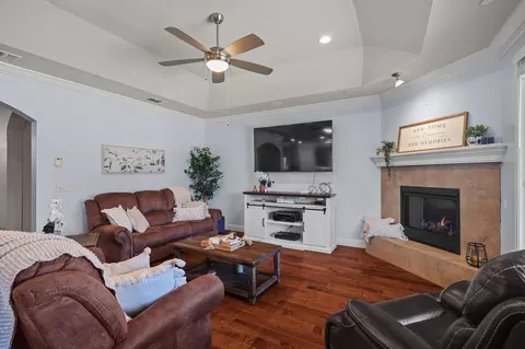 Living - 6323 Oxbow St, Redding, CA 96001 photo 5 of 5