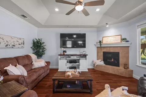 Living - 6323 Oxbow St, Redding, CA 96001 photo 4 of 5