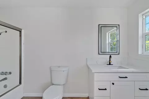 Bath - 20221 Goleta Ct, Redding, CA 96002 photo 2 of 4
