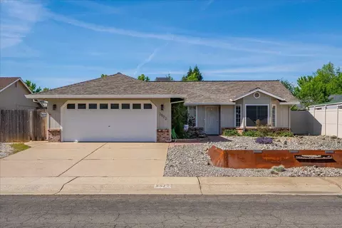 2572 Dewberry Dr, Redding, CA 96003