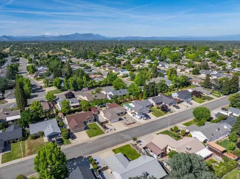 View/Area - 2572 Dewberry Dr, Redding, CA 96003 photo 5 of 10