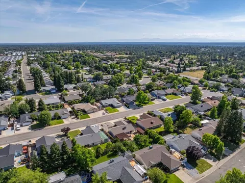 View/Area - 2572 Dewberry Dr, Redding, CA 96003 photo 8 of 10