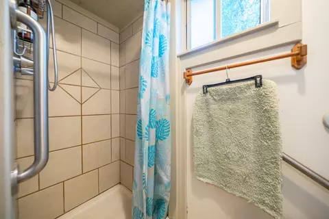 Bath - 1568 Victor Ave, Redding, CA 96003 photo 3 of 3