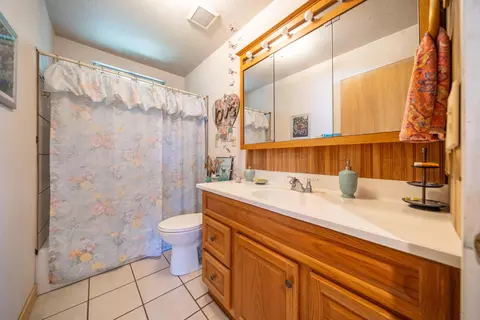 Bath - 1568 Victor Ave, Redding, CA 96003 photo 1 of 3