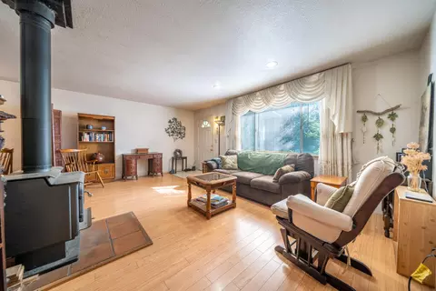 Living - 1568 Victor Ave, Redding, CA 96003 photo 1 of 2