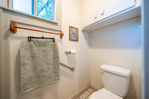 Bath - 1568 Victor Ave, Redding, CA 96003 photo 2 of 3