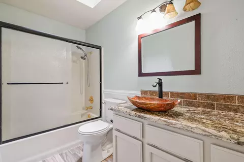 Bath - 1566 Lavender Way, Redding, CA 96003 photo 1 of 3