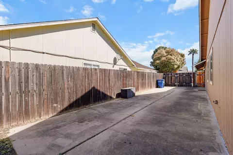 Exterior - 1566 Lavender Way, Redding, CA 96003 photo 6 of 8