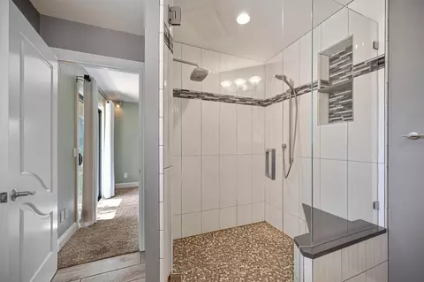 Bath - 2540 Rosebud Ln, Redding, CA 96002 photo 2 of 6