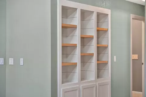 Entry Way - 2540 Rosebud Ln, Redding, CA 96002 photo 1 of 2