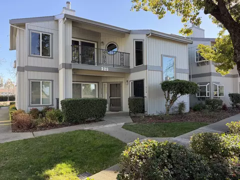 225 Ridgetop Dr #214, Redding, CA 96003