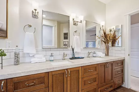 Bath - 13482 Tierra Heights Rd, Redding, CA 96003 photo 2 of 5