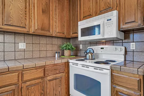Kitchen - 410 Ridgecrest Trl #129, Redding, CA 96003 photo 2 of 2