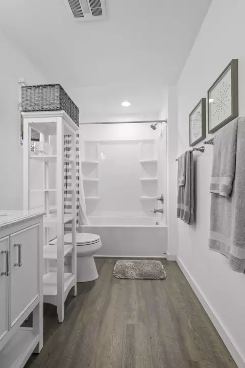 Bath - 1666 Willis St, Redding, CA 96001 photo 2 of 5
