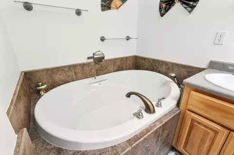 Bath - 21080 Joanna Way, Redding, CA 96003 photo 5 of 5