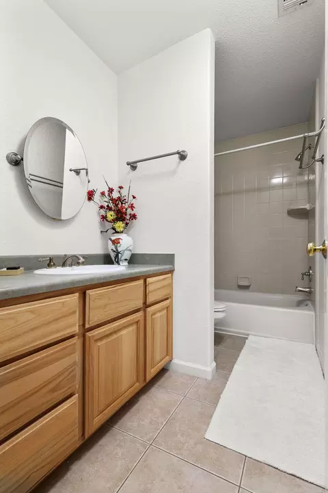 Bath - 21080 Joanna Way, Redding, CA 96003 photo 3 of 5