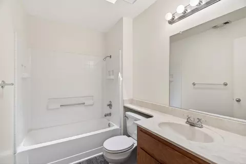Bath - 535 Vansicklen Way, Redding, CA 96003 photo 3 of 3