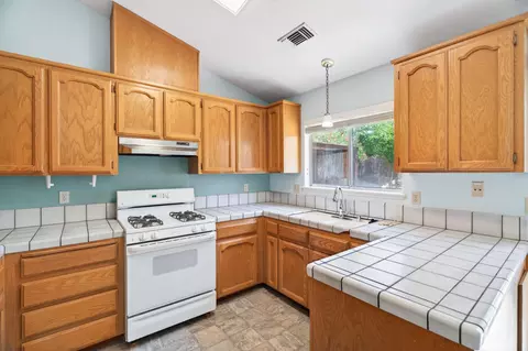 Kitchen - 535 Vansicklen Way, Redding, CA 96003 photo 3 of 5