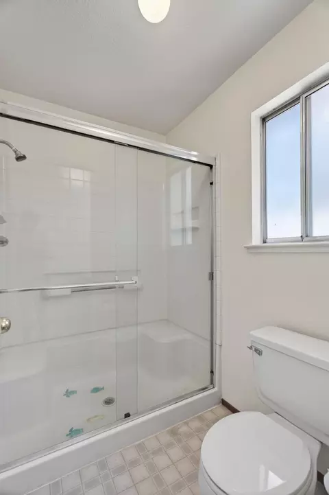 Bath - 535 Vansicklen Way, Redding, CA 96003 photo 2 of 3