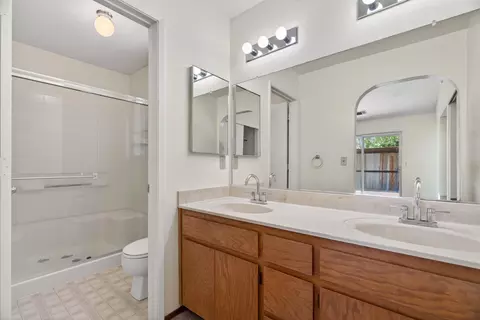 Bath - 535 Vansicklen Way, Redding, CA 96003 photo 1 of 3