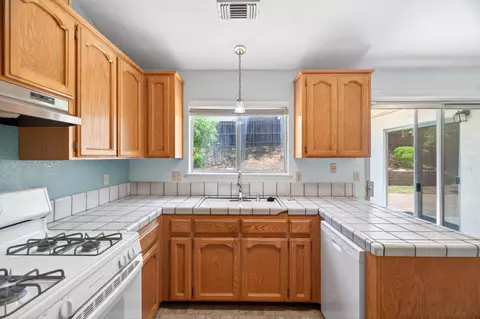 Kitchen - 535 Vansicklen Way, Redding, CA 96003 photo 4 of 5