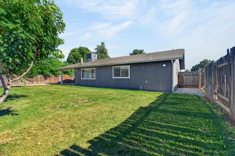 Exterior - 1544 Morningsun Dr, Redding, CA 96002 photo 6 of 8