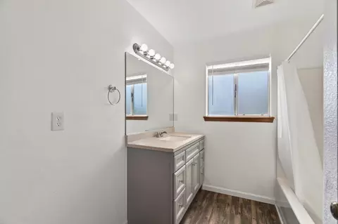 Bath - 1544 Morningsun Dr, Redding, CA 96002 photo 5 of 6