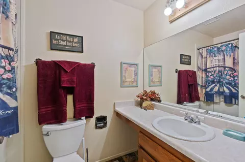 Bath - 2560 Oriole Dr, Red Bluff, CA 96080 photo 2 of 2