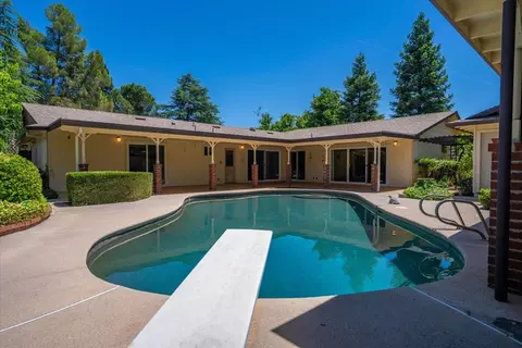 Exterior - 870 Redbud Dr, Redding, CA 96001 photo 18 of 32