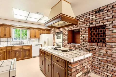 Kitchen - 870 Redbud Dr, Redding, CA 96001 photo 3 of 7