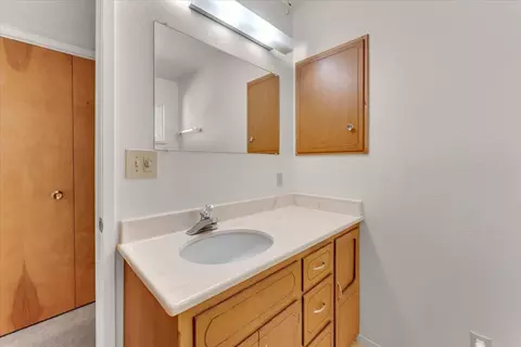 Bath - 870 Redbud Dr, Redding, CA 96001 photo 7 of 9