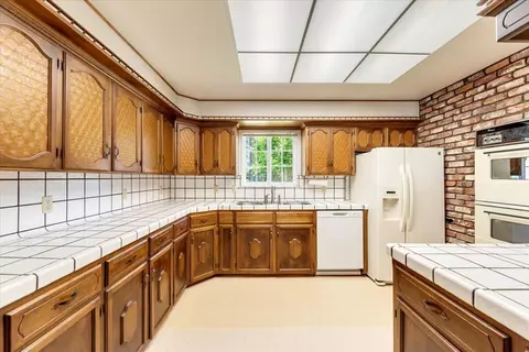 Kitchen - 870 Redbud Dr, Redding, CA 96001 photo 4 of 7