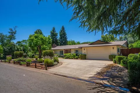 870 Redbud Dr, Redding, CA 96001
