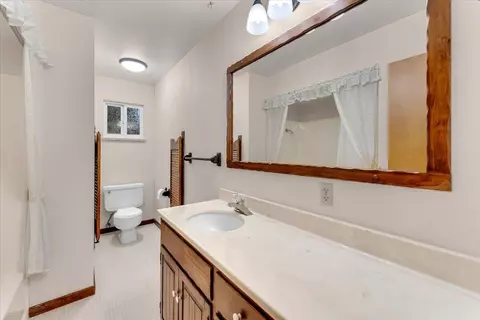 Bath - 870 Redbud Dr, Redding, CA 96001 photo 3 of 9