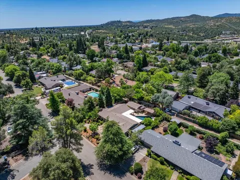 View/Area - 870 Redbud Dr, Redding, CA 96001 photo 4 of 6