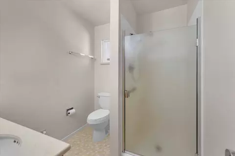 Bath - 870 Redbud Dr, Redding, CA 96001 photo 6 of 9