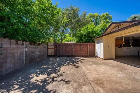 Exterior - 870 Redbud Dr, Redding, CA 96001 photo 29 of 32