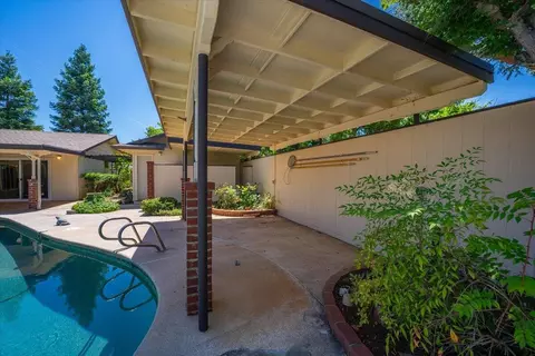 Exterior - 870 Redbud Dr, Redding, CA 96001 photo 19 of 32