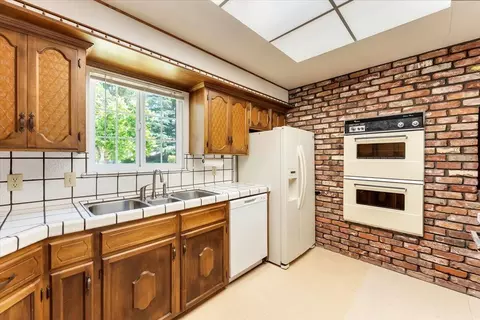 Kitchen - 870 Redbud Dr, Redding, CA 96001 photo 5 of 7