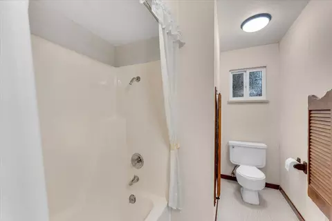 Bath - 870 Redbud Dr, Redding, CA 96001 photo 4 of 9