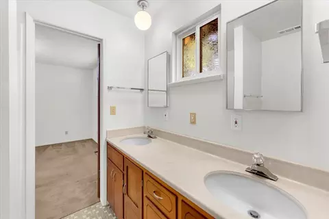 Bath - 870 Redbud Dr, Redding, CA 96001 photo 1 of 9