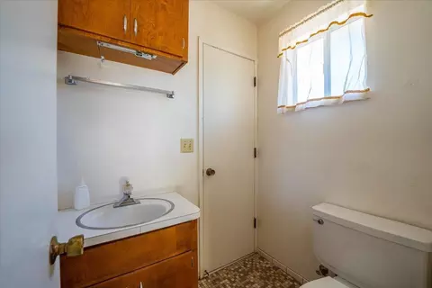 Bath - 870 Redbud Dr, Redding, CA 96001 photo 9 of 9