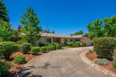 Exterior - 870 Redbud Dr, Redding, CA 96001 photo 4 of 32