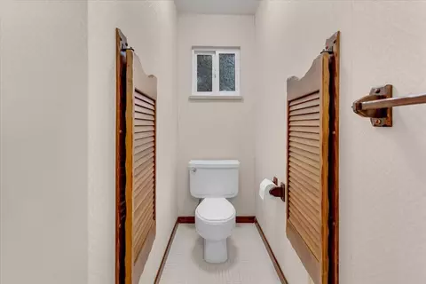 Bath - 870 Redbud Dr, Redding, CA 96001 photo 5 of 9