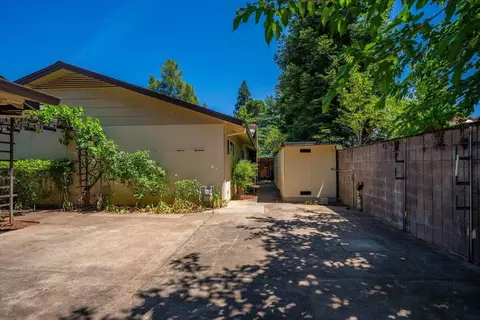 Exterior - 870 Redbud Dr, Redding, CA 96001 photo 27 of 32