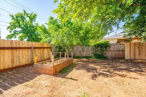 Exterior - 1118 4th St, Redding, CA 96002 photo 3 of 5